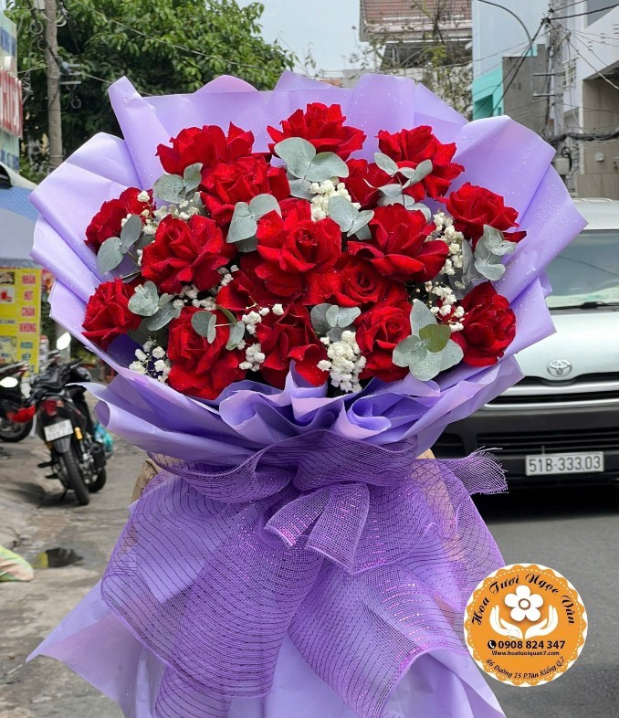 Bó Hoa Hồng Đỏ Giấy Tím Mê Hoặc